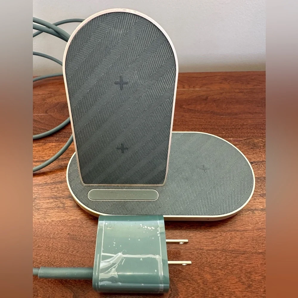 NWNT, heyday 2 in 1 charging station and phone case